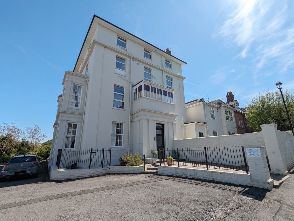 Lot: 134 - IMPOSING FREEHOLD BLOCK OF SEVEN APARTMENTS FOR INVESTMENT - View of communal entrance and car parking